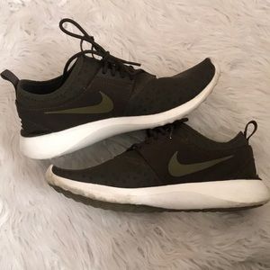 Women’s Nike tennis shoes